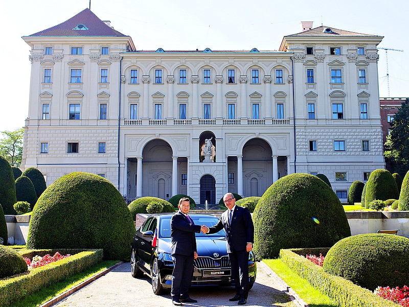 Velvyslanci ČR přesedají do vozů Škoda Superb